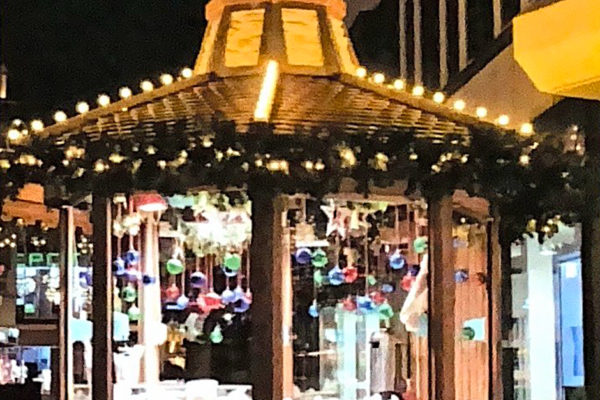 Bonbon_Stand_Vorderansicht-bei_Nacht