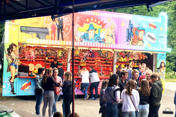 Schiessstand_Seitenansicht_Menschenmenge