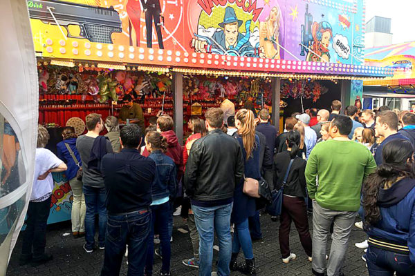 Schiessstand_Seitenansicht_Menschenmenge_02