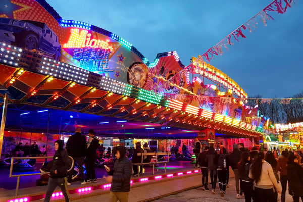 Scooter_Vorderansicht_vl_Menschenmenge